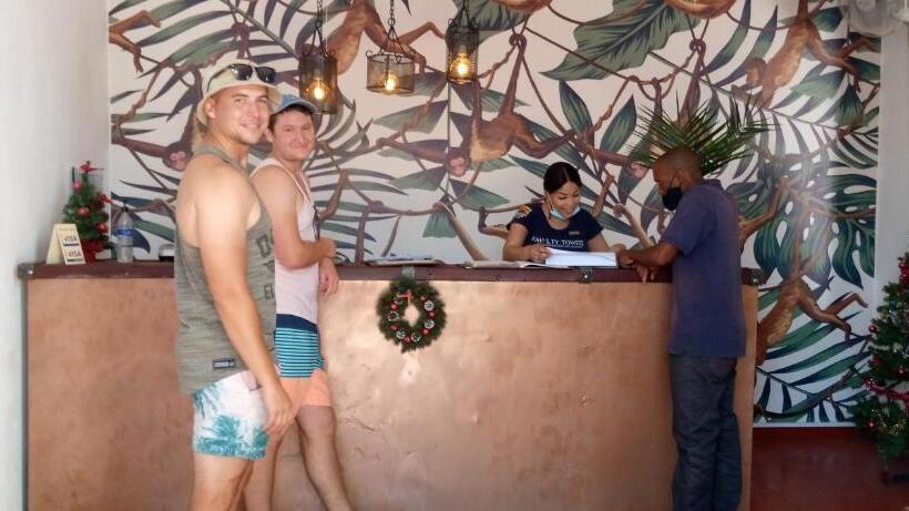 هاستل Fawlty Towers Accommodation & Activities