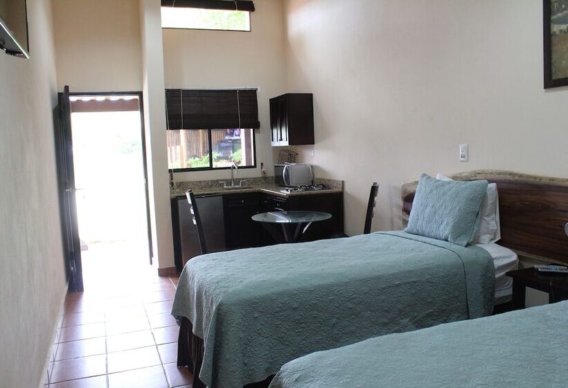 Machele  S Place Beachside Hotel & Pool