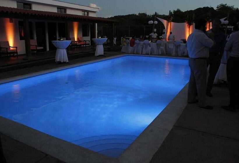 Machele  S Place Beachside Hotel & Pool