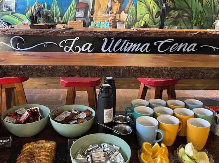 Moving Hostel Travel Bar