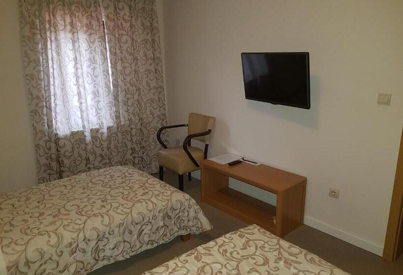 تختخواب و صبحانه Dvor