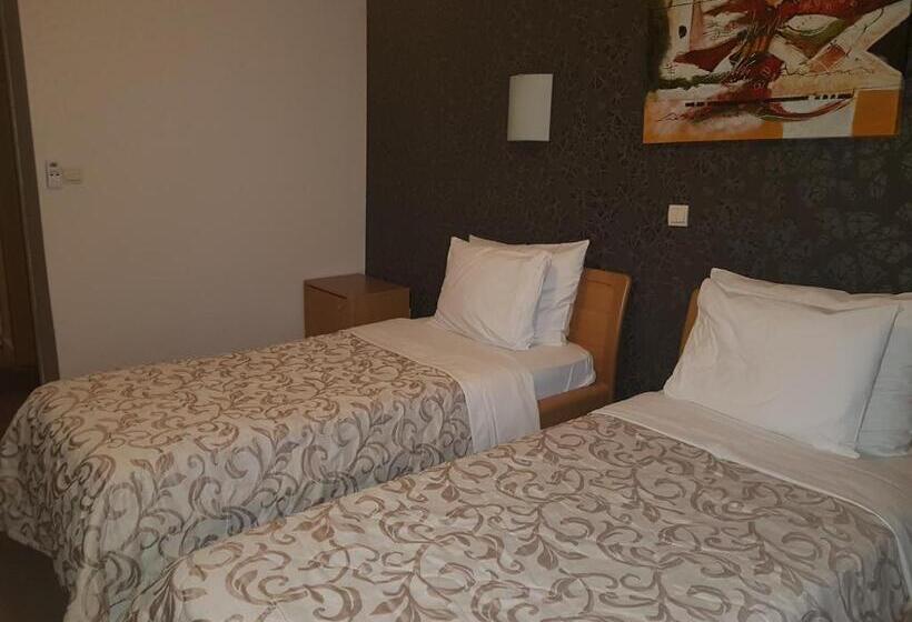 تختخواب و صبحانه Dvor