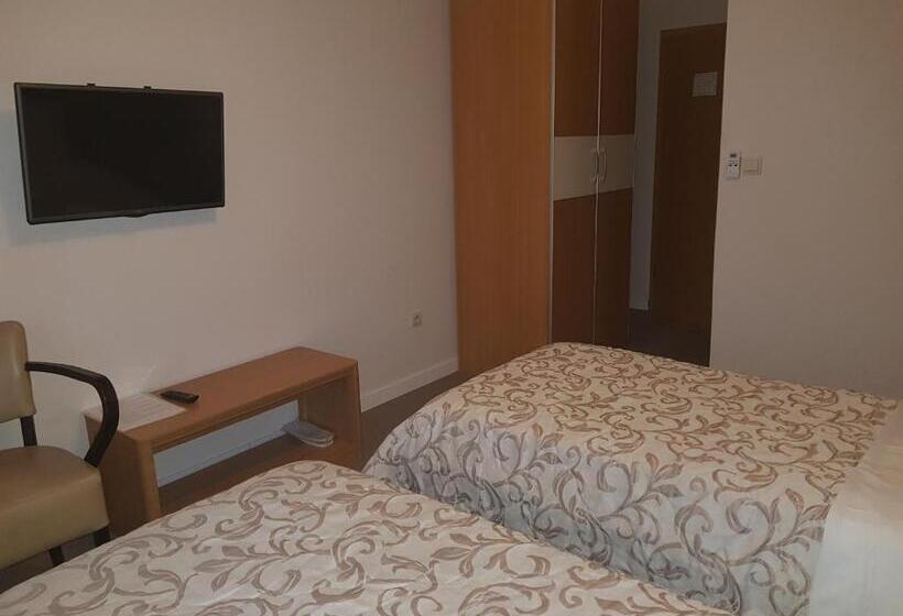 تختخواب و صبحانه Dvor