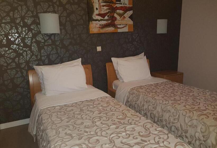 تختخواب و صبحانه Dvor