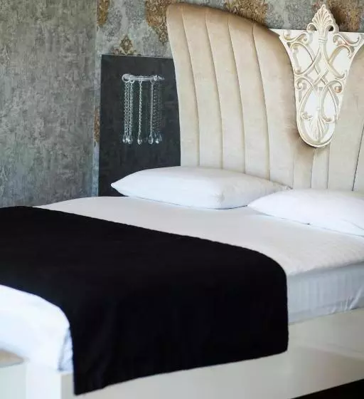 تختخواب و صبحانه Neba Royal