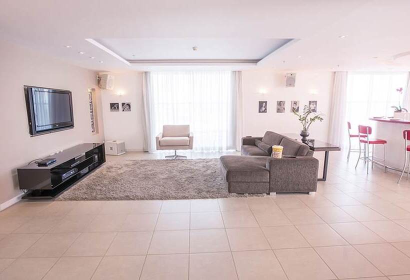 Отель Biarritz Hplus Long Stay