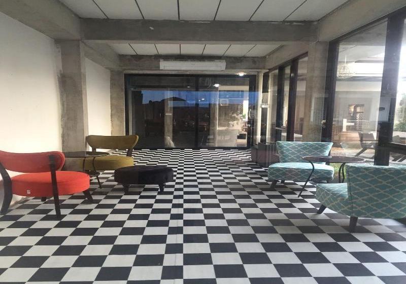 تختخواب و صبحانه At Rimnam Chan Hostel