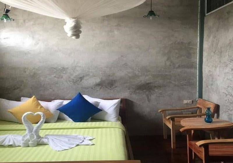 تختخواب و صبحانه At Rimnam Chan Hostel