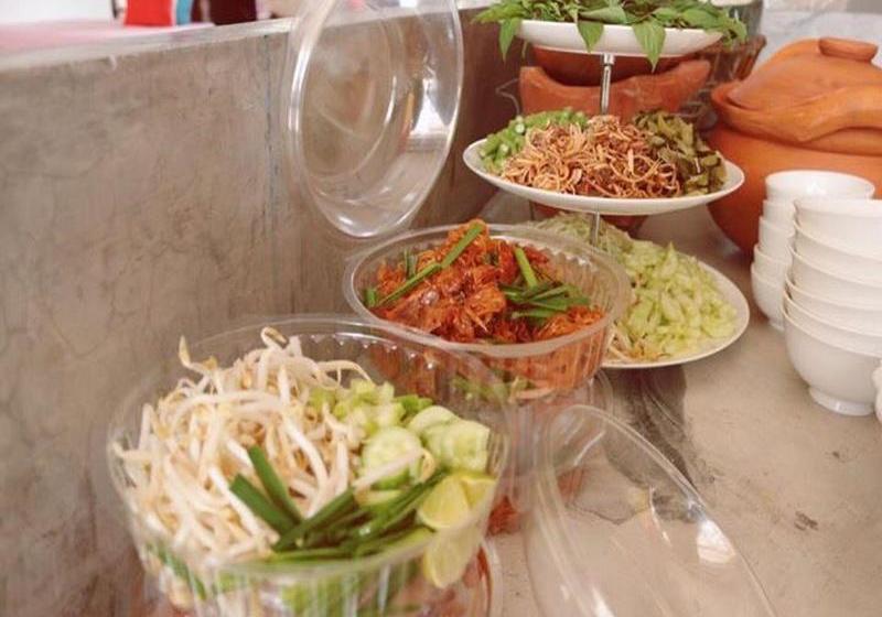 تختخواب و صبحانه At Rimnam Chan Hostel