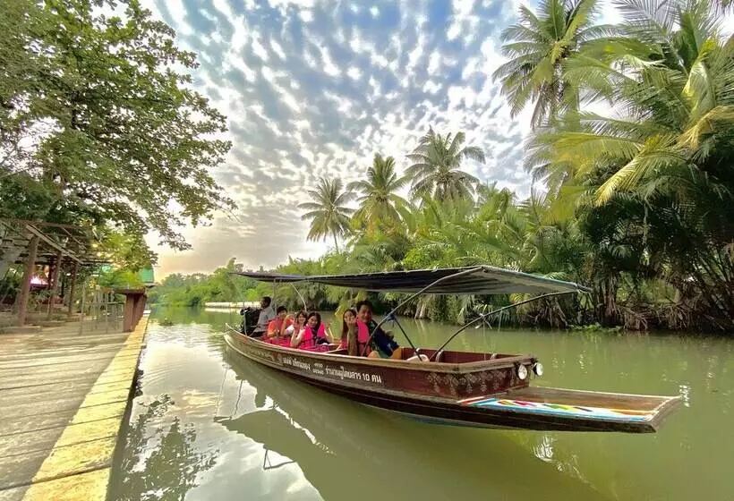 استراحتگاه Aioun At Amphawa