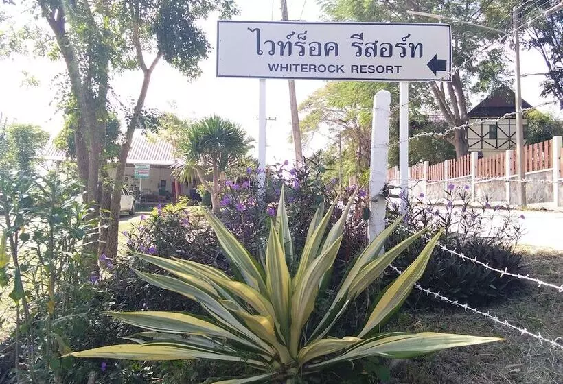 هتل Whiterock Resort Pakchong