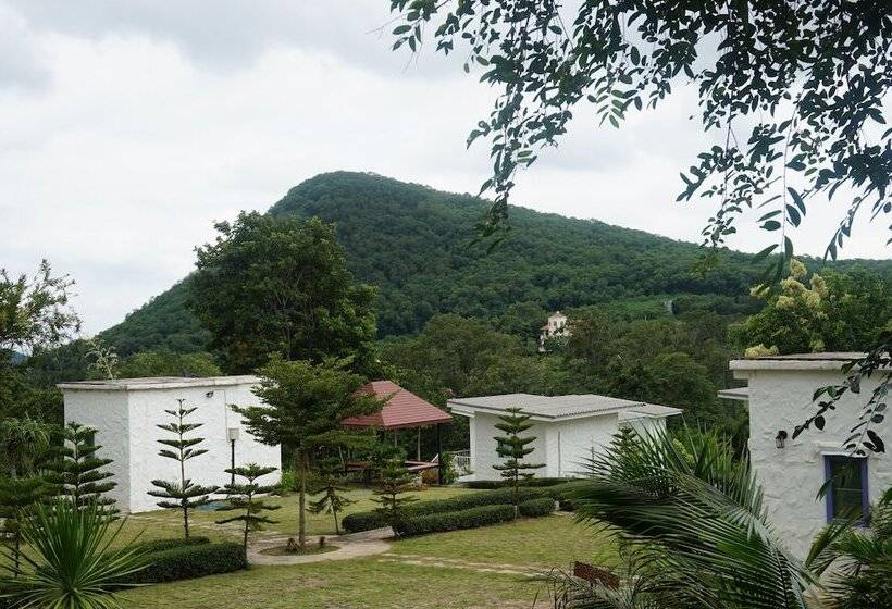 בית מלון כפרי Whiterock Resort Pakchong