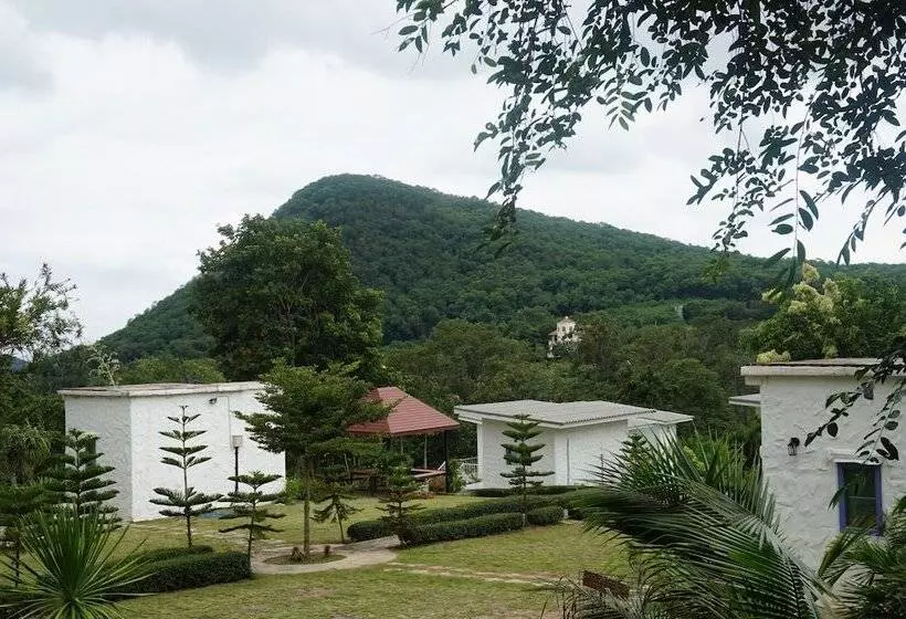 هتل Whiterock Resort Pakchong