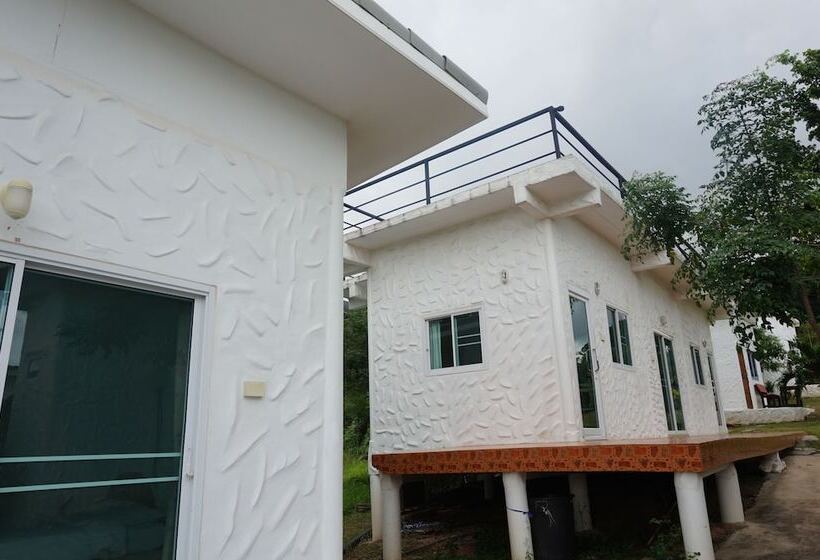 בית מלון כפרי Whiterock Resort Pakchong