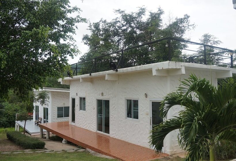 בית מלון כפרי Whiterock Resort Pakchong