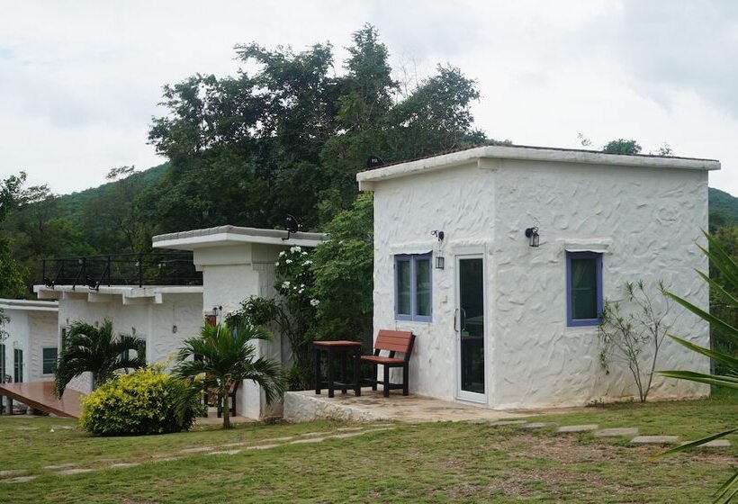 בית מלון כפרי Whiterock Resort Pakchong