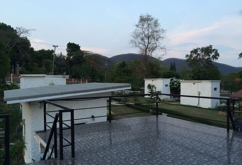 בית מלון כפרי Whiterock Resort Pakchong