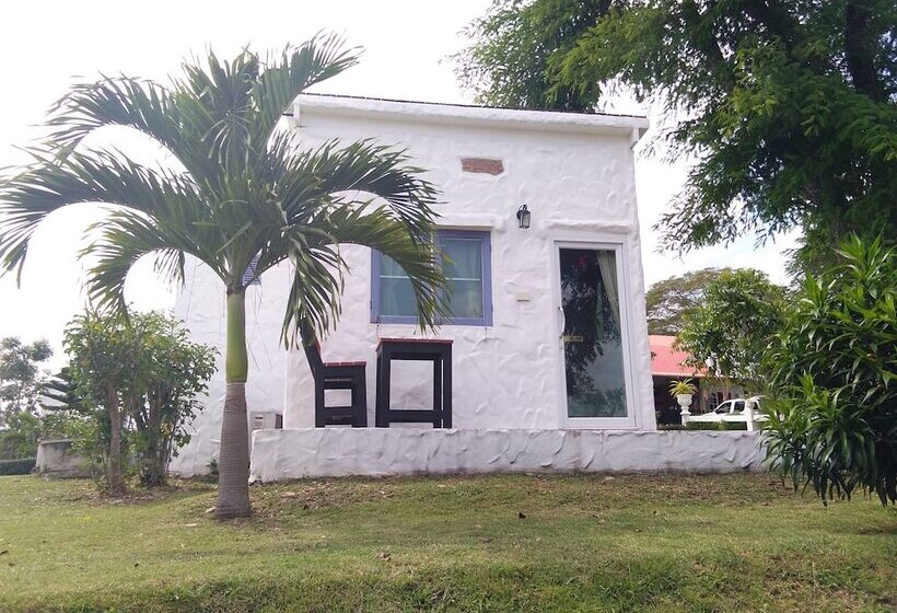 בית מלון כפרי Whiterock Resort Pakchong