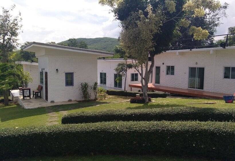 בית מלון כפרי Whiterock Resort Pakchong