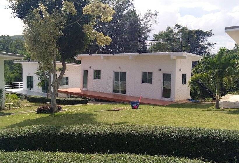 בית מלון כפרי Whiterock Resort Pakchong