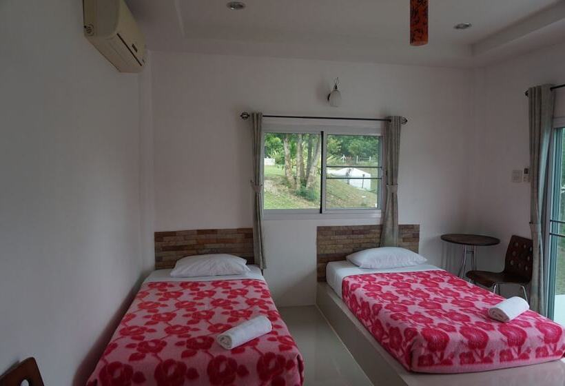 בית מלון כפרי Whiterock Resort Pakchong