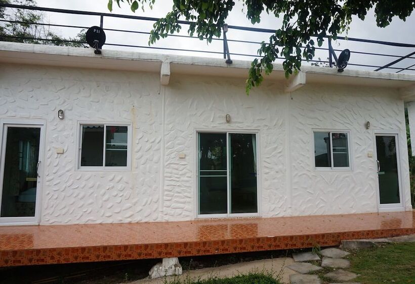 בית מלון כפרי Whiterock Resort Pakchong