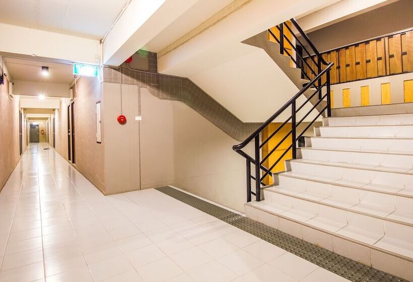 Отель B2 Santitham  Boutique & Budget