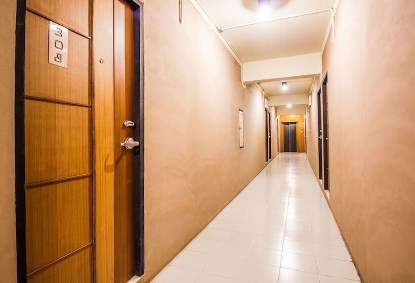 Отель B2 Santitham  Boutique & Budget