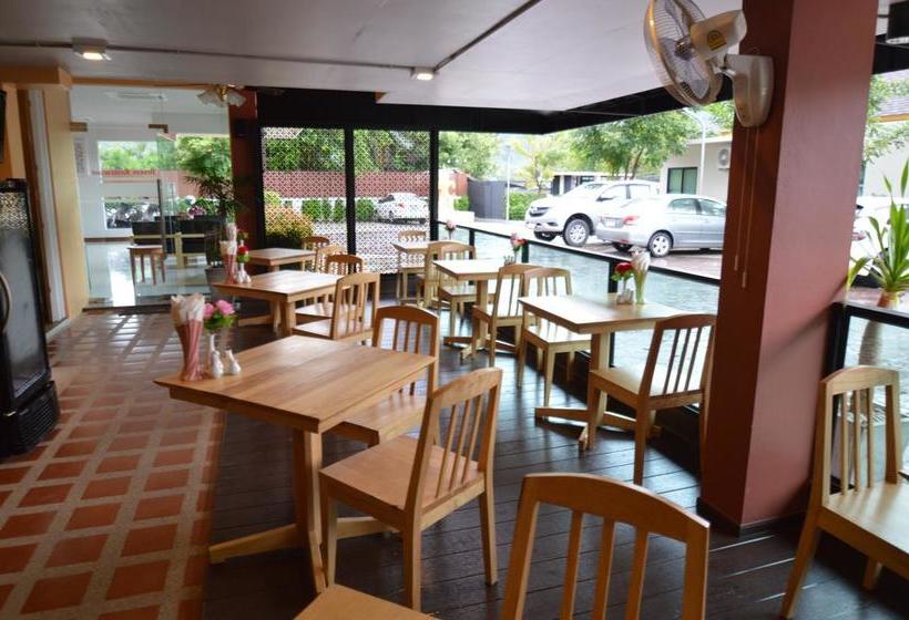 בית מלון כפרי The Jasmine Nai Harn Beach Resort And Spa