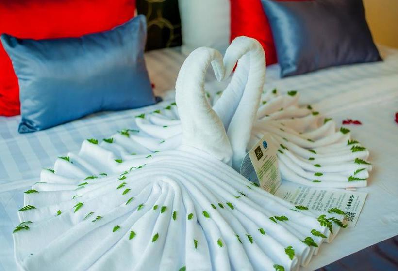 בית מלון כפרי The Jasmine Nai Harn Beach Resort And Spa