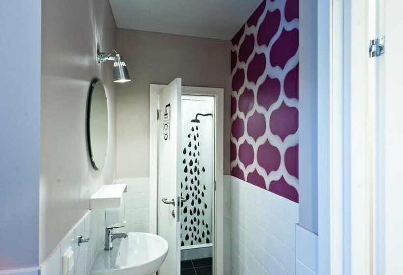 Hostel Friends Graffiti