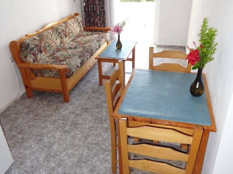 Michalis Studios & Apartments