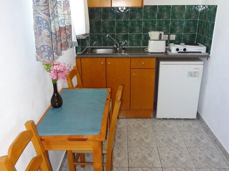 Michalis Studios & Apartments