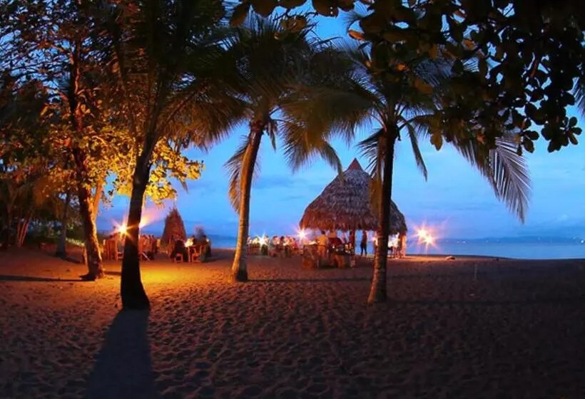 ホテル Iguana Lodge Beach Resort