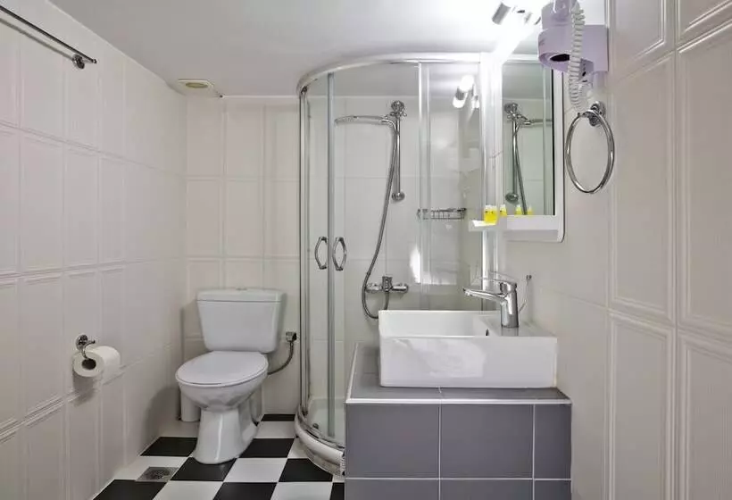 هتل Omorfi Poli