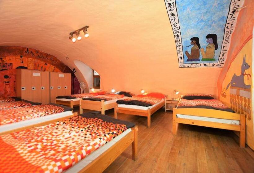 Hotelli Travel Hostel