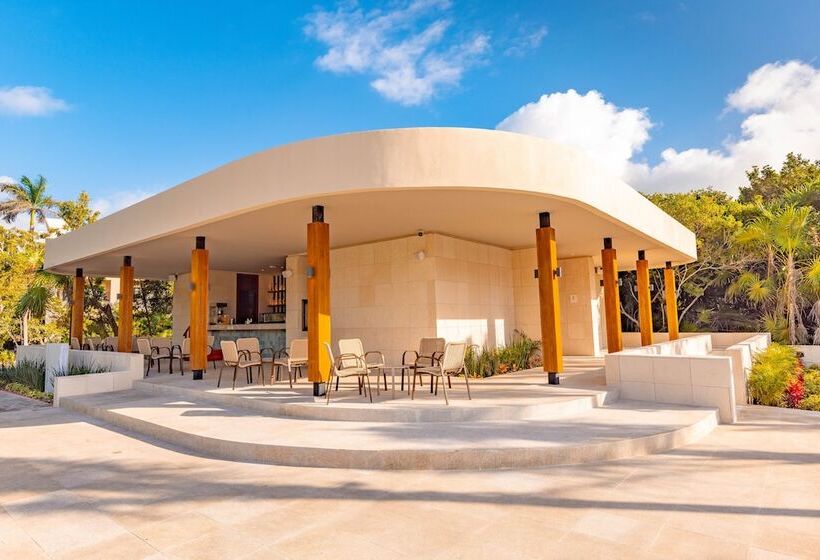 Family Selection at Grand Palladium Kantenah Resort & Spa - All Inclusive