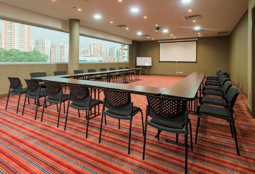 בית מלון כפרי Hampton By Hilton Medellin