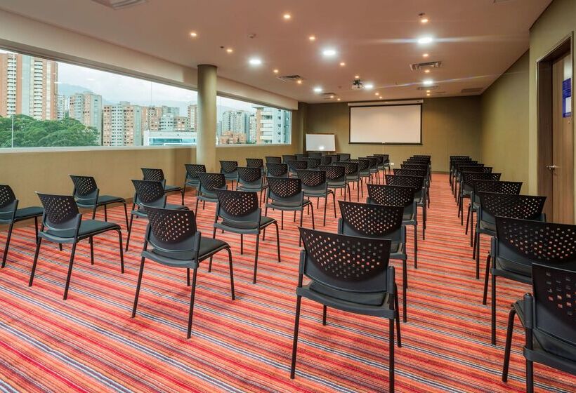 בית מלון כפרי Hampton By Hilton Medellin