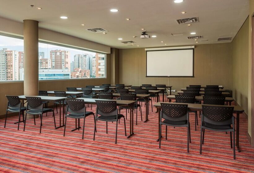 בית מלון כפרי Hampton By Hilton Medellin