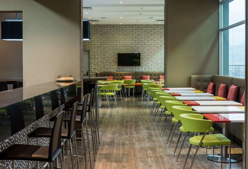 בית מלון כפרי Hampton By Hilton Medellin