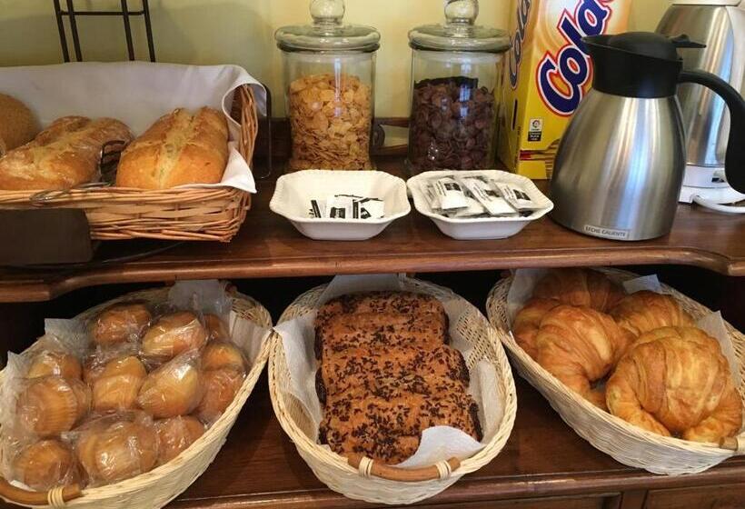 Отель The Island