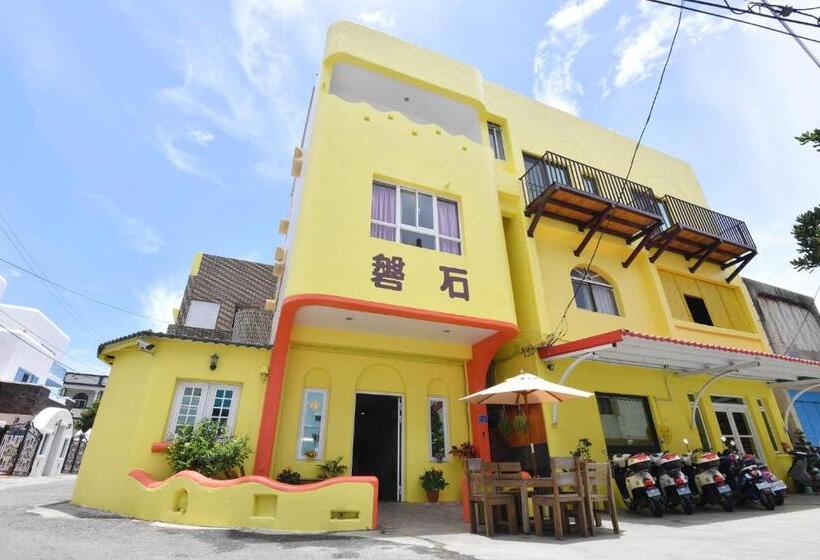 تختخواب و صبحانه Rock House