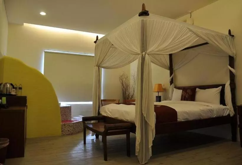 تختخواب و صبحانه Rock House