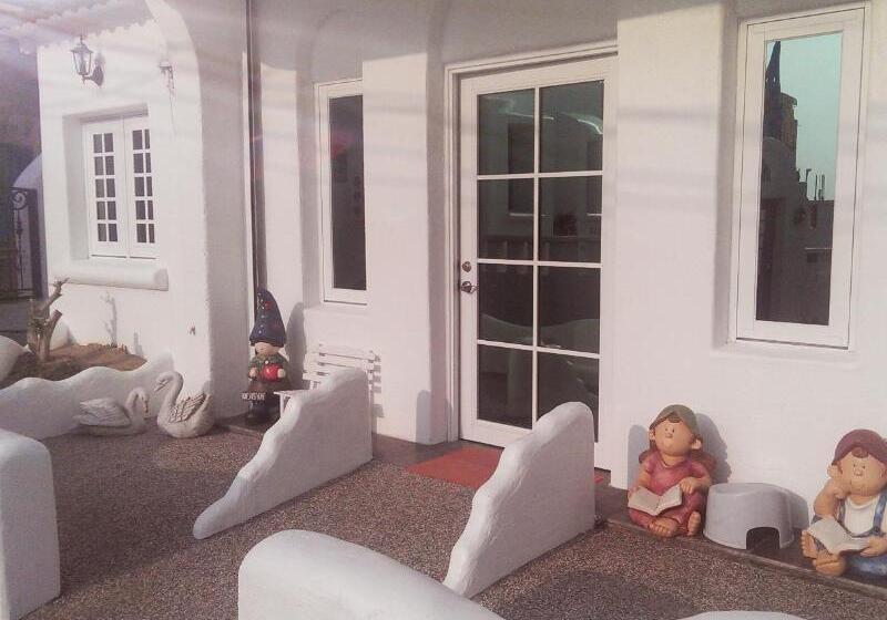 تختخواب و صبحانه Rock House