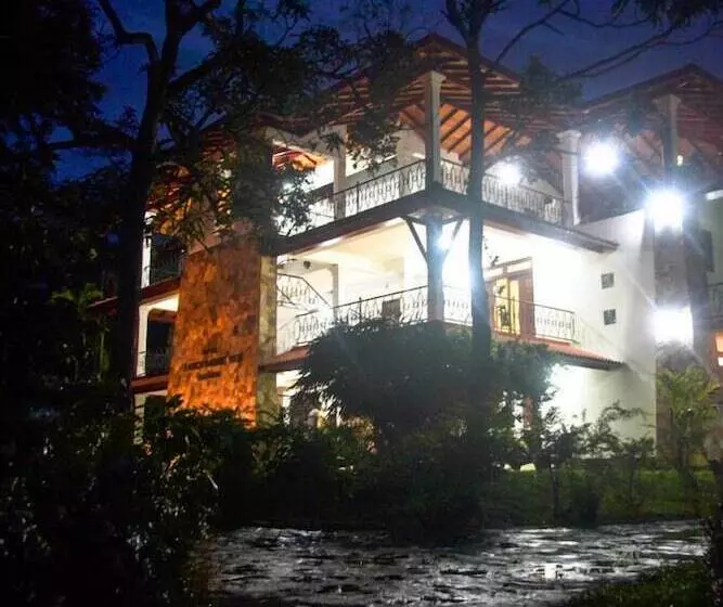 ペンション Cinnamon Lake Inn