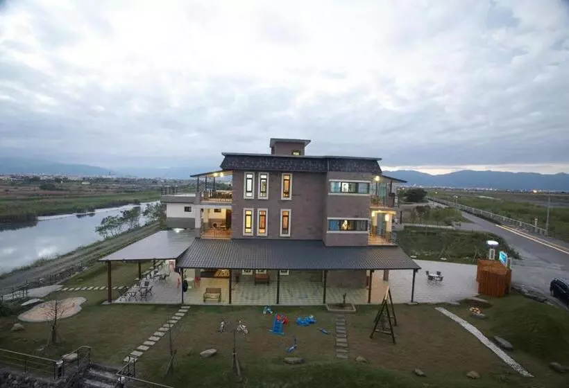 تختخواب و صبحانه Lanyang Beach Villa