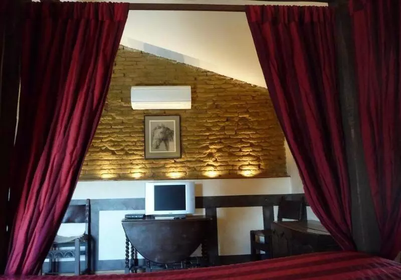 Hotelli Logis Domaine De Peyrolade