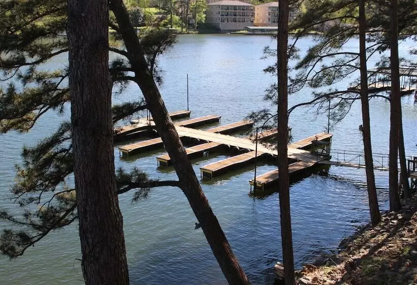 ホテル The Wharf Resort