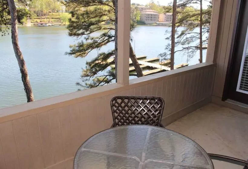 ホテル The Wharf Resort